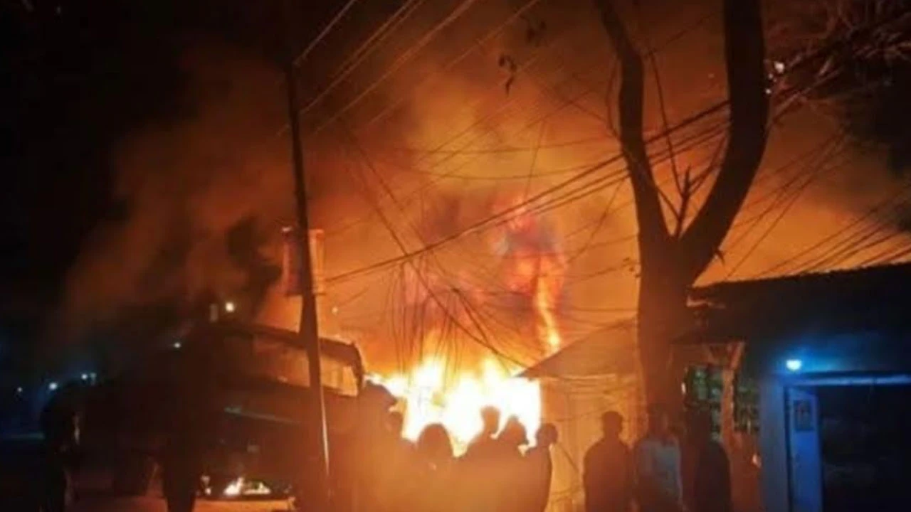 নড়াইলে ভয়াবহ আগুনে পুড়ল চার ব্যবসা প্রতিষ্ঠান