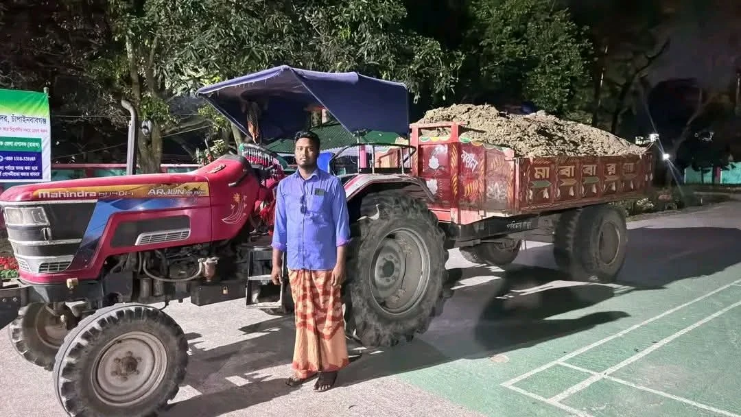 পদ্মা থেকে অবৈধ মাটি উত্তোলন: চাঁপাইনবাবগঞ্জে জরিমানা