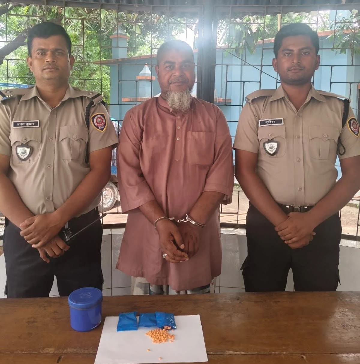 চাঁপাইনবাবগঞ্জে বিশেষ অভিযানে ৫৭০ পিস ইয়াবাসহ আটক ১