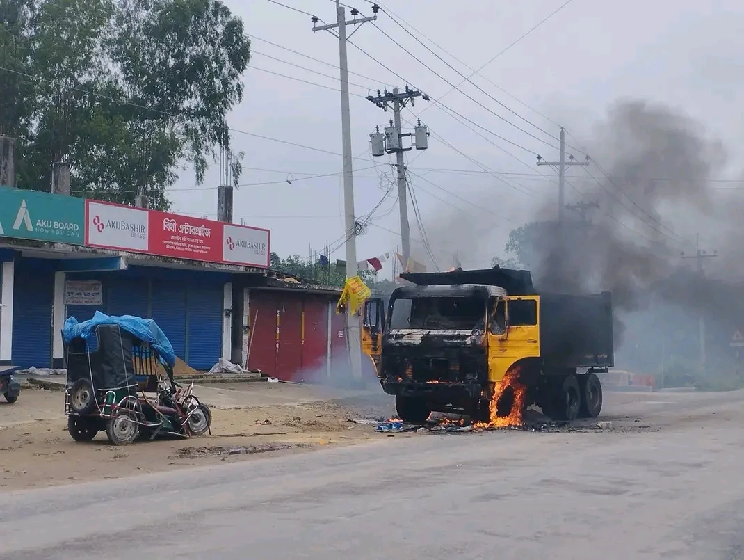 অটোরিকশাকে ট্রাকের চাপা, ক্ষুব্ধ জনতার আগুনে পুড়ল ট্রাক