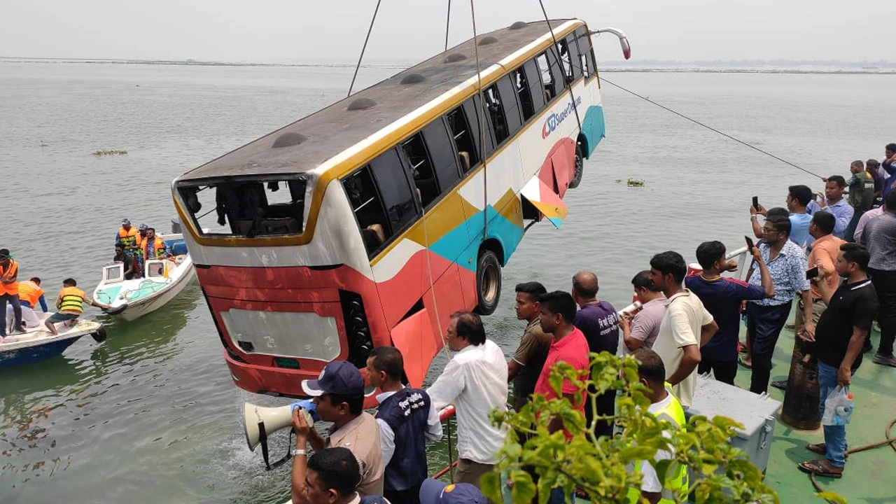 দৌলতদিয়া ঘাটে ফেরিতে উঠতে গিয়ে ডুবে যাওয়া বাস উদ্ধার