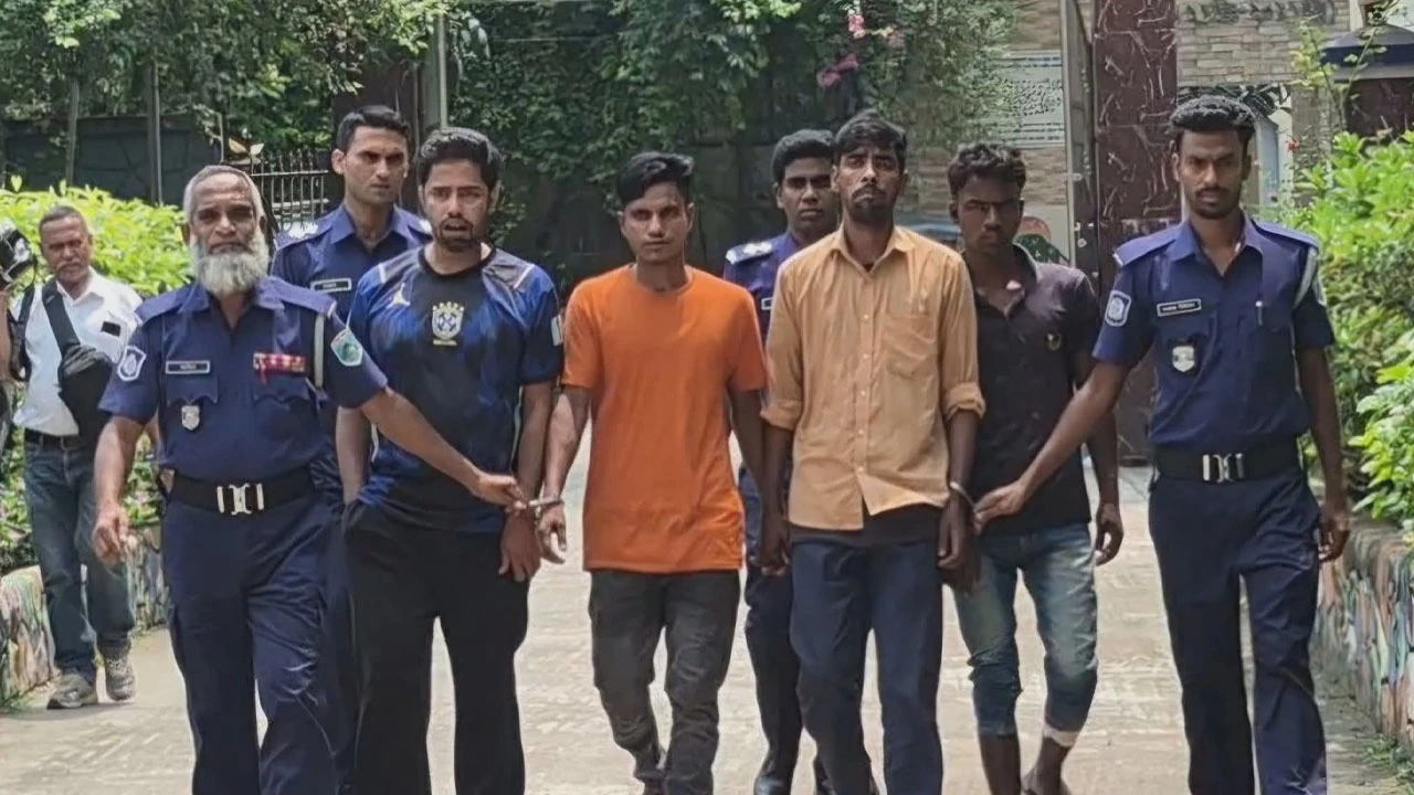 বগুড়ায় ডাকাতির প্রস্তুতিকালে অস্ত্র-ইয়াবাসহ গ্রেপ্তার ৪