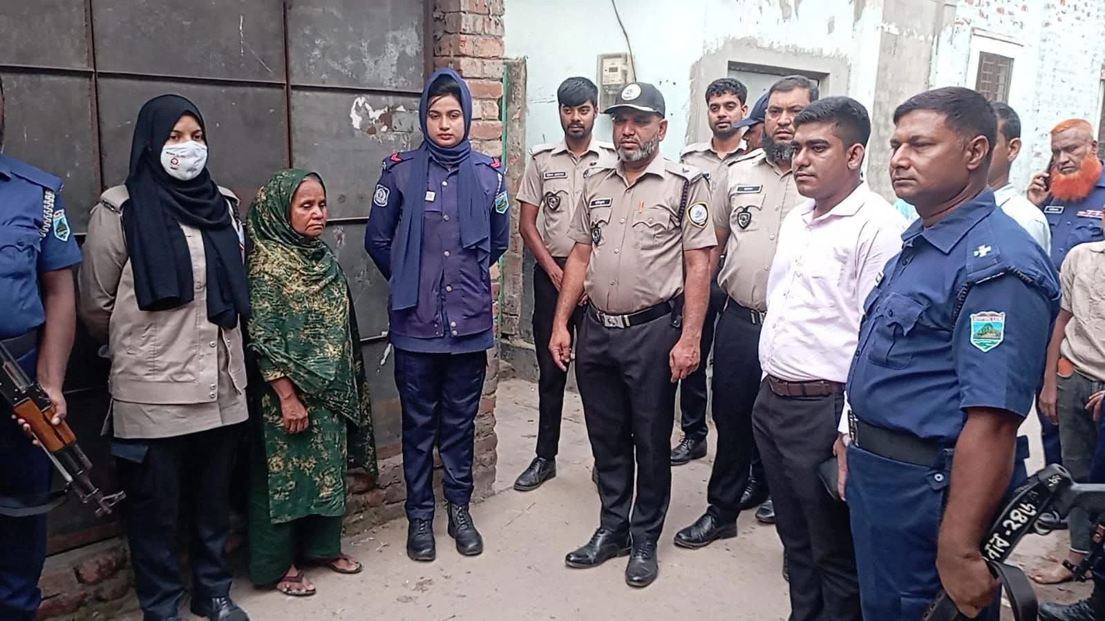 চাঁপাইনবাবগঞ্জে মাদকবিরোধী অভিযানে নারী কারবারি গ্রেপ্তার