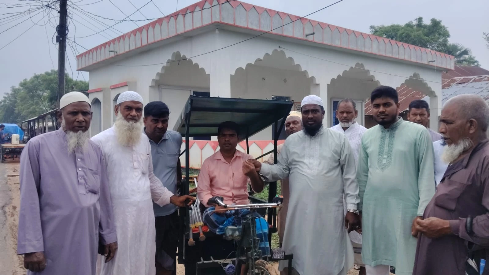 নাচোলে জামায়াতের উদ্যোগে প্রতিবন্ধী ব্যক্তিকে হুইলচেয়ার উপহার